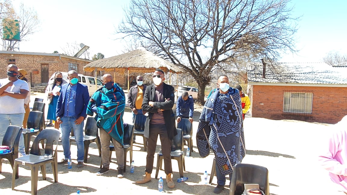LENASO7's tweet photo. LENASO women wore their beautiful African print and Seshoeshoe attire and Doeks (as an awareness against Gender Based Violence) and men put on their SEANA-MARENA blankets.
Giving love to our communities wel done..We thank everyone and Media for the support. https://t.co/xxgTUMyN13
