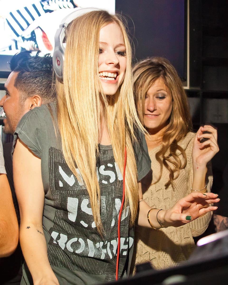 avril_blackcode's tweet photo. Avril Lavigne as a sunshine ❤️ https://t.co/t1OQt0lJnR