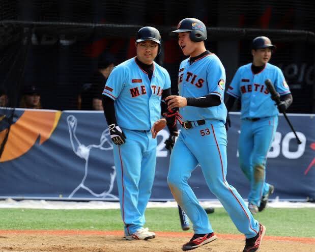 わしお 以前はちょっとだけ巨人っぽかった 韓国実業野球チームの天安メティスのユニフォーム 今年から全く違うデザインになっていた 新ユニフォーム 色合い的にはソフトバンクのビジターユニっぽいような Giants 社会人野球 韓国 T Co