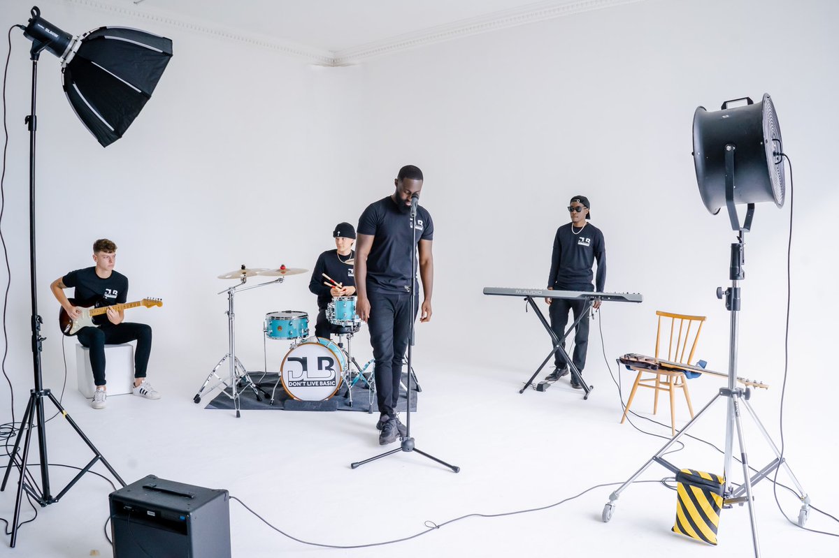 larbi_DLB's tweet photo. I can’t start the show without the Bassist 🎸.....  #RT #larbidlb https://t.co/0COPpVpufB