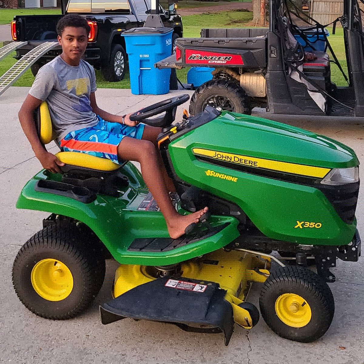 DaRealNicoDogg's tweet photo. Thanks Dad for investing in my first business.. 1OEAUX LAWN CARE SERVICE call Nico 225-718-5957.... I'm officially a business owner #13yearold #enturpernuer #Godsplan #10can #seperatingfromdapack #trusttheprocess #puttinginwork #nothingrunslikeadeere🚜 #itsbiggerthansports⚾️🏈🏀 https://t.co/XbkK9zJK4K