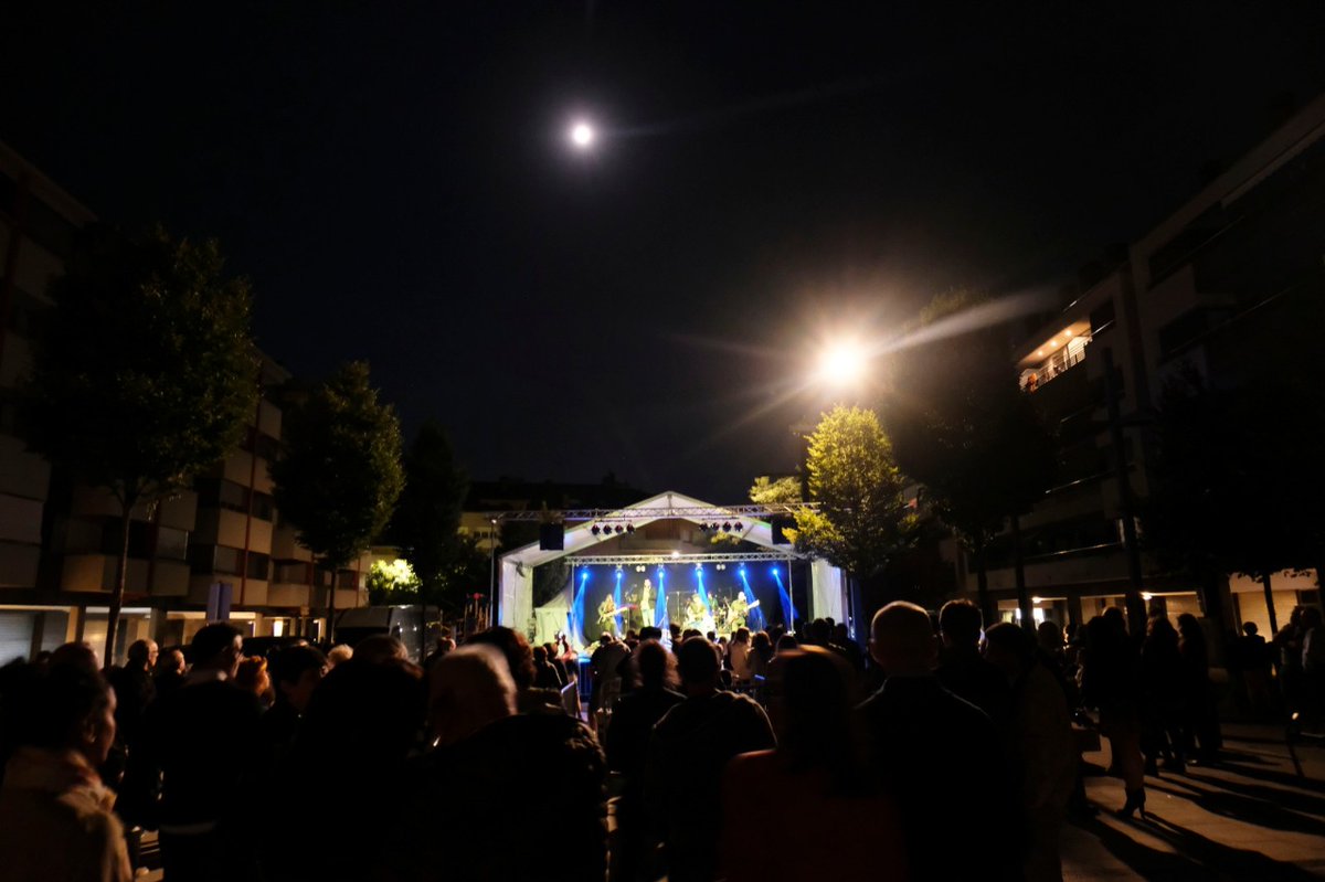 fmlaseu's tweet photo. Després d'un bon dinar de diumenge de Festa Major la #fmlaseu s'omplia de música amb #seufolk #sardanes #balldenit i #concert
Explica'ns els teus records de LA FESTA MAJOR DE LA SEU i celebrem la #FmlaSeuVirtual https://t.co/USM9dGw0F5