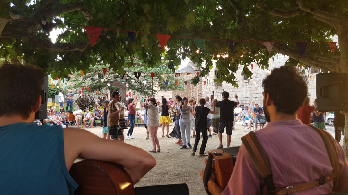 fmlaseu's tweet photo. Després d'un bon dinar de diumenge de Festa Major la #fmlaseu s'omplia de música amb #seufolk #sardanes #balldenit i #concert
Explica'ns els teus records de LA FESTA MAJOR DE LA SEU i celebrem la #FmlaSeuVirtual https://t.co/USM9dGw0F5