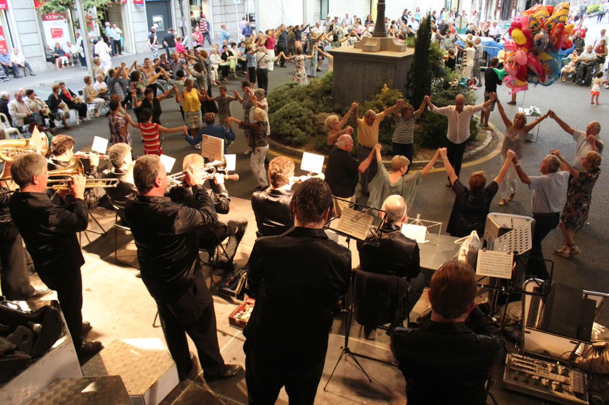fmlaseu's tweet photo. Després d'un bon dinar de diumenge de Festa Major la #fmlaseu s'omplia de música amb #seufolk #sardanes #balldenit i #concert
Explica'ns els teus records de LA FESTA MAJOR DE LA SEU i celebrem la #FmlaSeuVirtual https://t.co/USM9dGw0F5