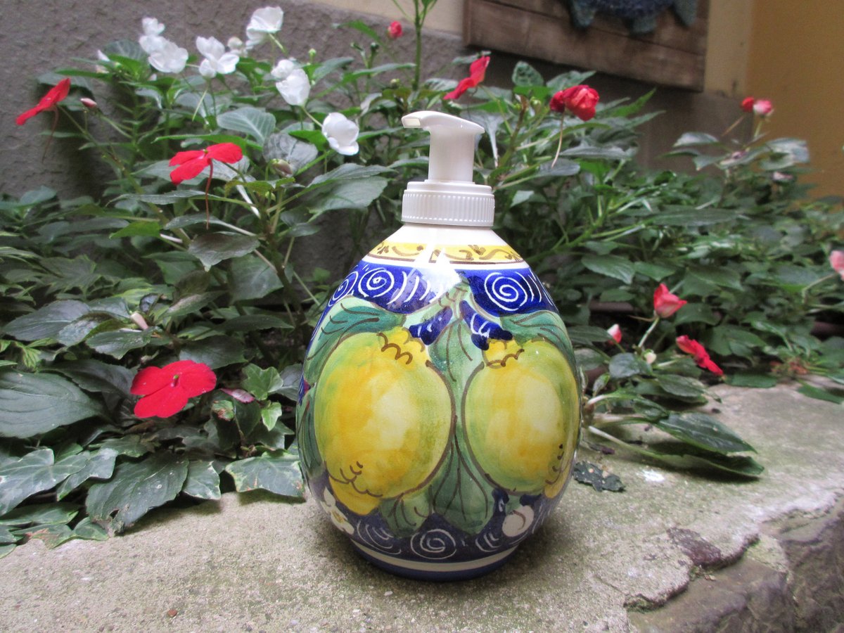 After many request, here a link to buy the soap dispenser!!! #etsy: Tuscan soap dispenser handmade, hand painted with lemons, sunflower designs etsy.me/2YK9CE7 #giallo #nozze #halloween #blu #datavolo #handmadedish #handpaintedtray #soapdish #lemonsdesign