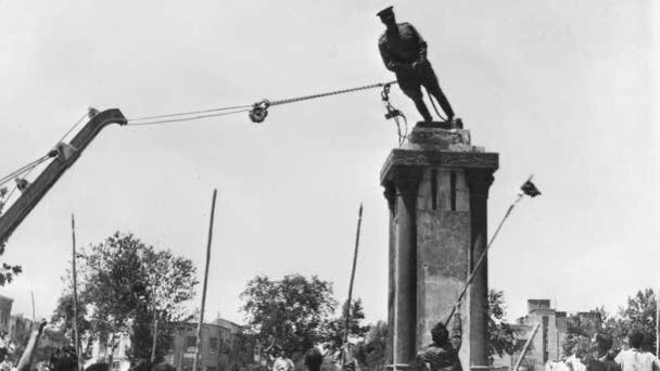 2) Toppling Monuments, a Visual History.  @nytimes: “History is littered with the shattered remains of toppled statues, and more are toppling now in the American South”  https://www.nytimes.com/2017/08/17/world/controversial-statues-monuments-destroyed.html