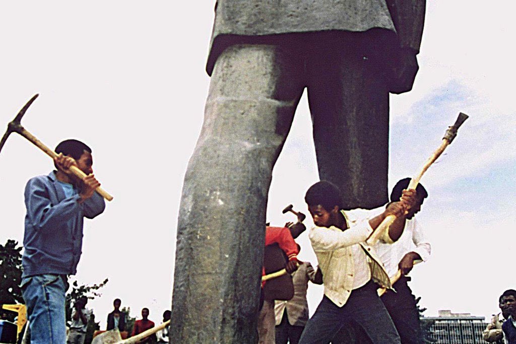 2) Toppling Monuments, a Visual History.  @nytimes: “History is littered with the shattered remains of toppled statues, and more are toppling now in the American South”  https://www.nytimes.com/2017/08/17/world/controversial-statues-monuments-destroyed.html