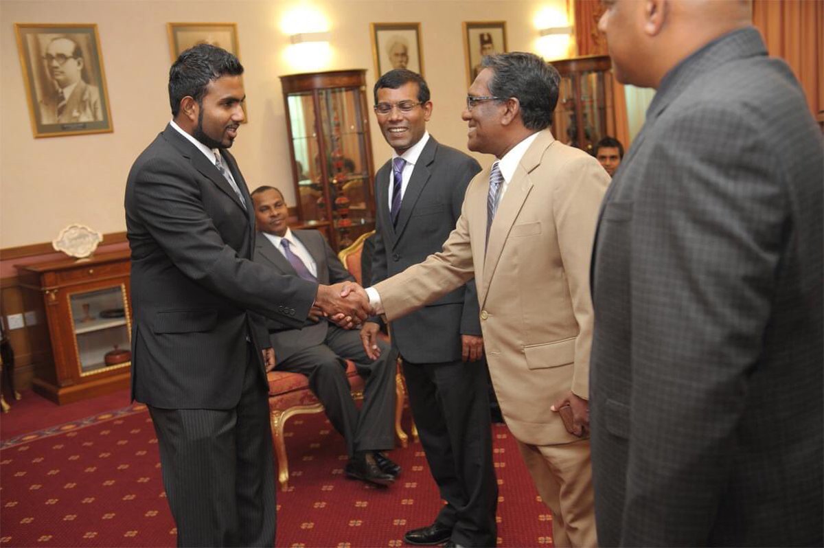 ލަދު ކުޑަ ގޮތް ކުޑަ ބާގީ ވަހީދު، ތިމަންނާ އަކީ ވެސް ރައީސް އެކޭ؟ ކާކުތޯ ވޯޓު ލައިގެން ރައީސް ކަން ދިނީ؟ ވެރިކަން ވައްޓާލާ، ދިވެހިންނަށް ދިން އަނިޔާ ހަދާންނެތޭހާ ދުވަހެެއް އަދިނުވޭ. ކިތަންމެ މޮޅުވެފަ ޑޮކްޓަރު ވަހީދޭ އަހަނަކީ ކިޔަސް ލިބޭނެ ތާއީދެއް ނެއް! <a href="/DrWaheedH/">Mohamed Waheed</a>