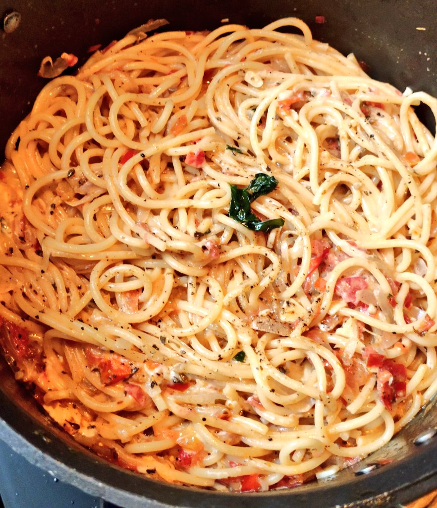 jogakhichudi's tweet photo. Sunday rasoda closed with some fresh tomato-basil cheesy pasta for dinner and guess what the cheese was #AmulTasteOfIndia 😍🤪🤤
#jogacooks #AmulForLife https://t.co/A20i1XXFpJ