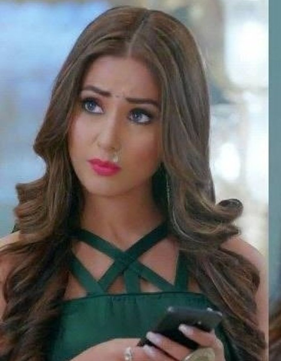 Again made a comeback on ITV and played totally different role from previous and that's Antagonist role of  #Komolika and became the most loved antagonist character and never to forget nikaaaaa in her swag was Journey Thread 13/n #hinakhan  @eyehinakhan