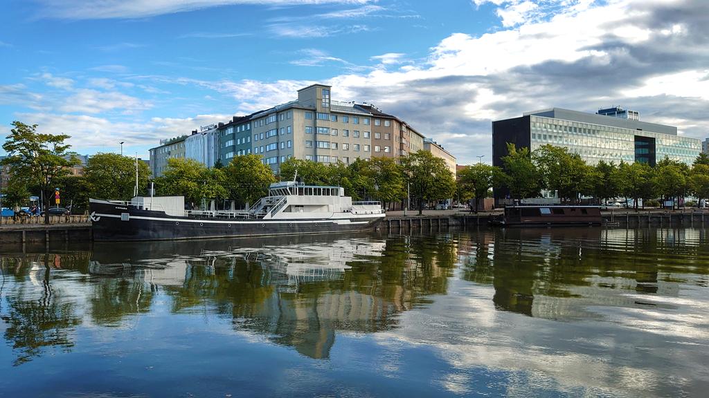 SampsaKettunen's tweet photo. Kotoo töihi. 26.8.2020.
#duunistöissä #helsinki #hakaniemi #hakaniemenranta #johnstenberginranta #auringonnousu #sunrise #reflection #loves_reflection #loves_reflections #visithelsinki #sonyxperia5 #aspmas #luckyeight #msmariaravintolalaiva @msmariaravintolalaiva https://t.co/kqoGm6onzS