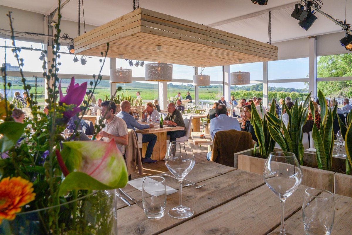 bashoogland's tweet image. RT èn maak kans op een bijzonder diner voor 2 pers. incl. wijnen bij het POP-UP wijnrestaurantophetland.nl , 2 sept-4 okt. in de wijngaard St.Martinus, locatie Voerendaal (leuk voor jezelf òf om weg te geven) #meedoeniskansmaken #jezulthetmaarwinnen #aardigzijnkostniks