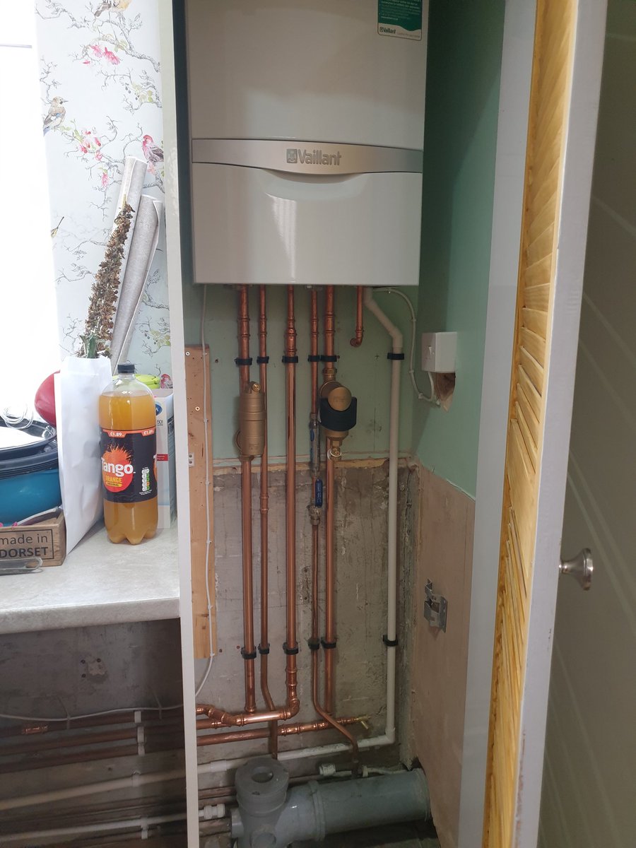 Titanheat's tweet photo. Boiler change and flush done today in #weymouth old worcester out and a new @vaillantuk plus 832 in with #sensocomfort and #sensonet banged in some double @SpirotechUK and used @ConexBanninger fittings throughout. Thanks @PlumberTrainee for working a sunday #advance #TeamTitan https://t.co/axWnXyIoUg