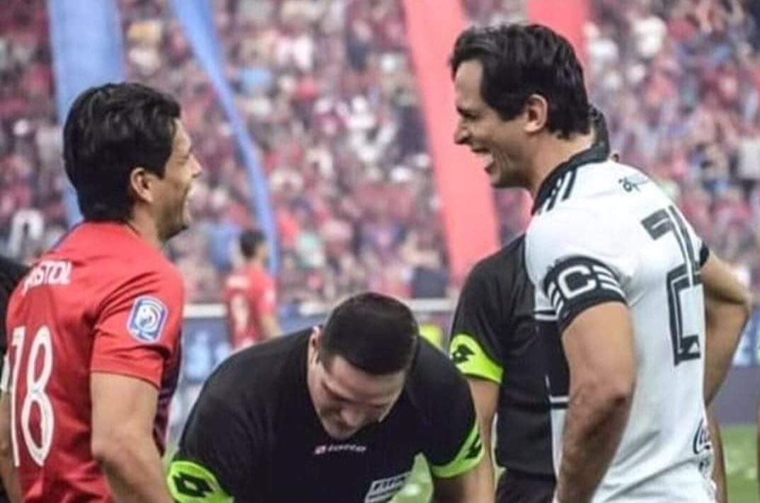 TotiAcosta2's tweet image. Hermosa foto de grandes ídolos del clásico...
Por Cerro vemos a Haedo
Por Olimpia vemos a Samaniego 
Y también aparece el chofer de Lactolanda.

Sean Serios !!!