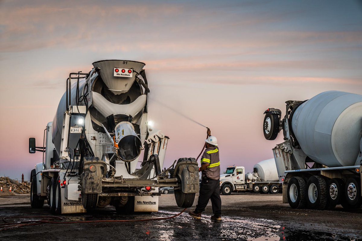 RevolutionMixer's tweet photo. Let's wrap up August, and look at the other photos we captured with American Eagle Ready Mix of Las Vegas! These Bridgemaster Mixers feature our M80 Series Drum™.
Thank you to our calendar partner @michelinusa
#FLEXControls #McNeilusMixers #BridgemasterMixer @fueledphoto https://t.co/sikFaeAhA8