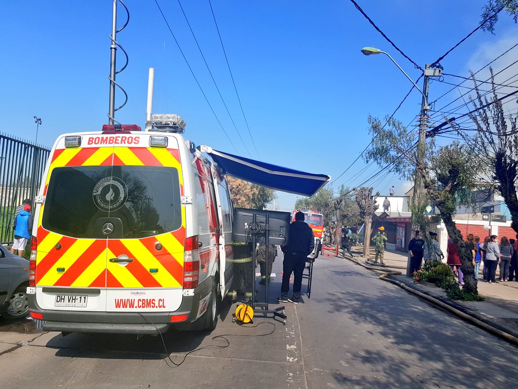 Central_CBMS's tweet photo. Nos encontramos trabajando con Carro X1, estableciendo Puesto de Comando y visualización con Drones en Tercer Batallon de incendio en intersecciónes de Los Raulies esquina Los Cisnes  #ElBosque @Bomberos_MetSur https://t.co/pv0XdBbWQr