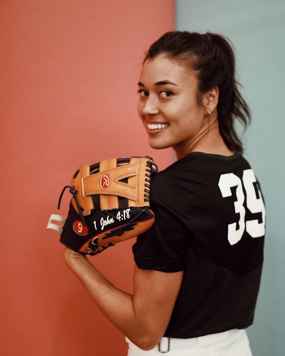 RawlingsSB's tweet photo. Who else loves @_janiereed 's Y-Post web on her custom glove🙋♂️ Tell us what web you use in the comments⬇️ #TeamRawlings #TheFinestInTheField https://t.co/zOltzLO0rL