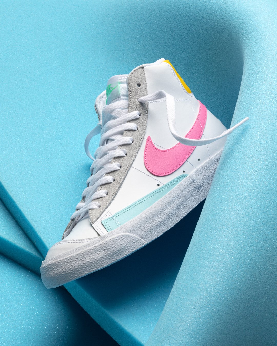 solamente Sinfonía Alfombra END. on Twitter: "Nike gives its Blazer Mid a colourful reworking this  season, with the Beaverton brand accenting the clean white base of this  pair with hits of blue, pink and yellow --