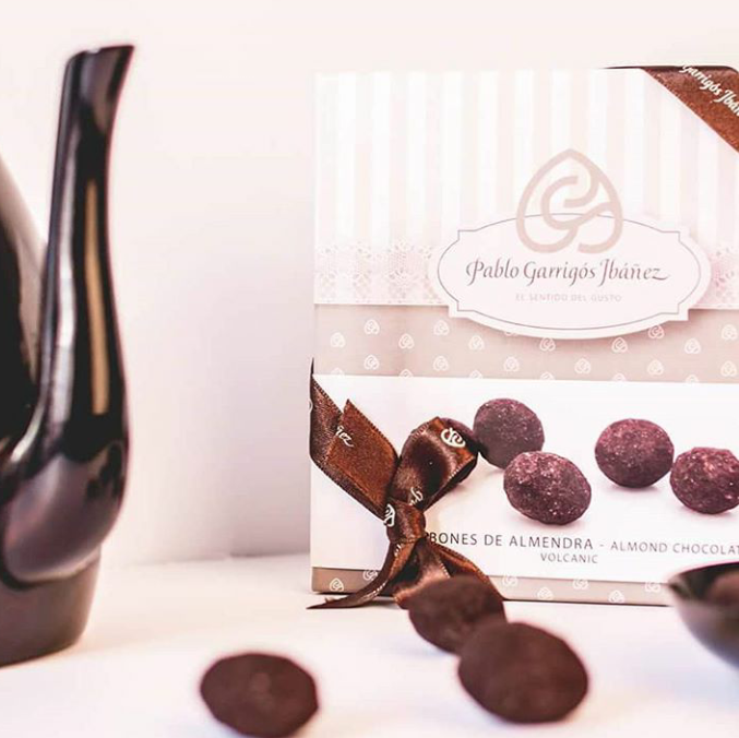EuropeanQF's tweet photo. Pablo Garrigós Ibáñez reinvents the pleasure of savoring the purest chocolate with their new series of Vintage chocolates.
🖤
Serve the sophisticated with these Marcona almond chocolates covered with their signature Volcanic coating.
#vintagechocolates #volcanicchocolates https://t.co/d47Or9LMPt