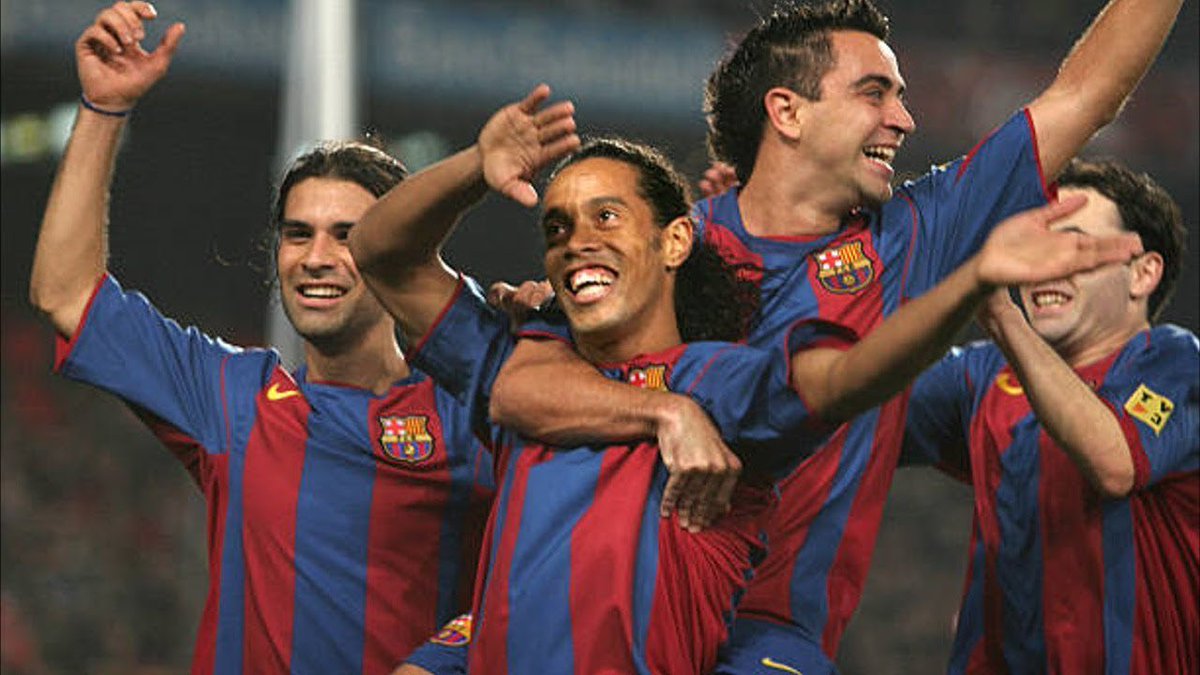 La saison 2004-2005 démarre et le Barça, a clairement les armes pour aller chercher ce titre qui lui manque tant..Ronaldinho et Eto’o devant, Xavi et Deco au milieu, Puyol, Valdes, Edmilson, bref il n’y a pas d’excuses la, la gagne ou rien..