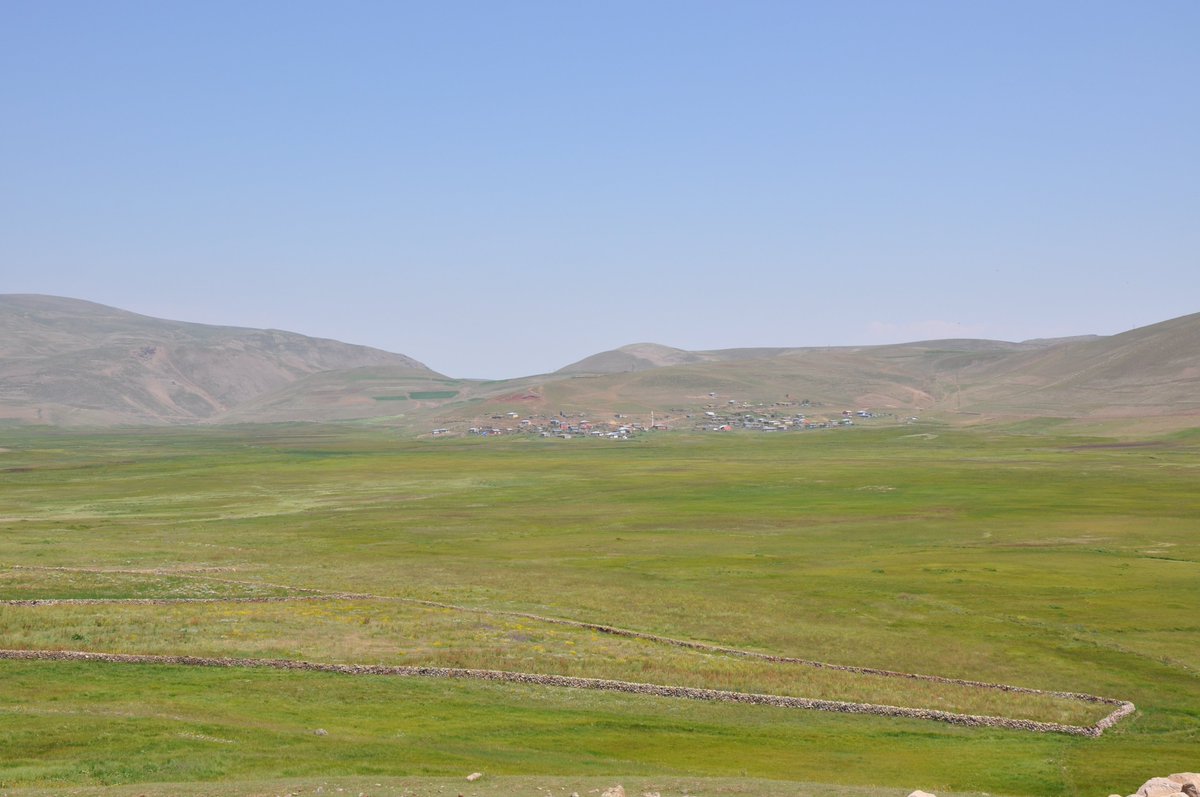 Ez cara pêşîn di kilameke Evdalê Zeynikê de rastî îfadeya “Sînega Êzdîya” hatim. Paşê min du tekstên Qaçaxê Mirad û Çerkez Bakaev ser herêmê peyda kirin. Bi alîkariya hin agahiyên dîrokî û folklorîk min nivîsek amade kir û îro di Malpera Nûpelê de weşand:

nupel.net/rohat-alakom-s…
