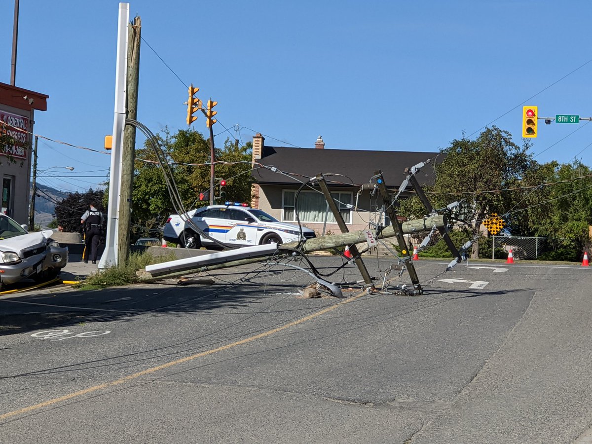 RightOnPromo's tweet image. North Shore @bchydro power outage due to car hitting pole at York Ave and 8th St.#Kamloops @Kamscan @CFJC_Today