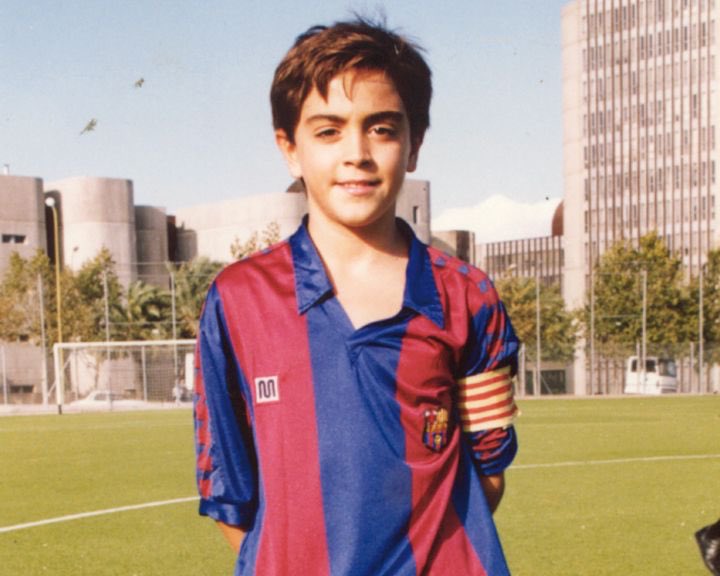 En club : Xavi Hernández Creus mais pour les amoureux du foot ça restera juste Xavi, démarre le foot au Barca à 11 ans, très vite il impose sa volonté de joueur uniquement au milieu de terrain..La Masia ne le sait pas encore mais elle tient là, l’un de ses plus beaux joyaux..