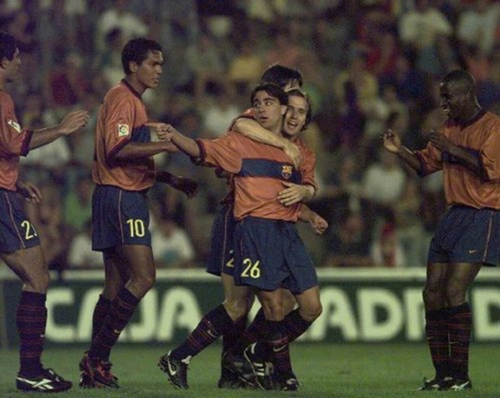 Et puis le 18 août 1998, Xavi fait son premier match officiel avec le Barça en pro à 18 ans en Supercoupe d’Espagne, numéro 26 au dos et titulaire qui plus est, peut-on rêver meilleur scénario ? Bah oui on peut, puisque Xavi y inscrit son premier but..