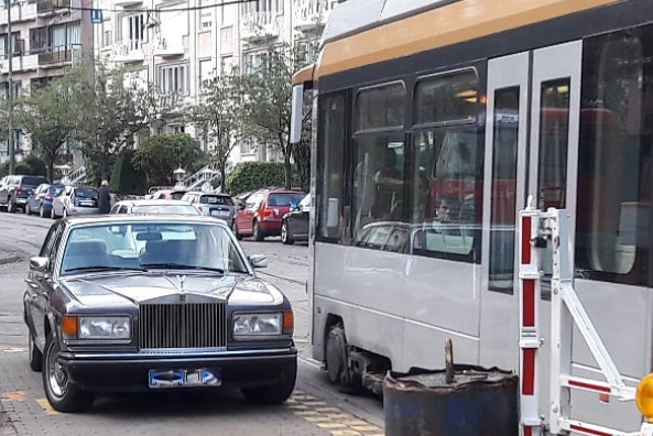 YvesRouyet's tweet photo. Perso, pour aller manger un bout au Sablon @VilleBruxelles , je gare ma rolls place Marie-José à #ixelles et je prends le tram 8 @STIBMIVB 
#hommemoderne #femmemoderne #lemondedapres https://t.co/pPyZyU3Vt2