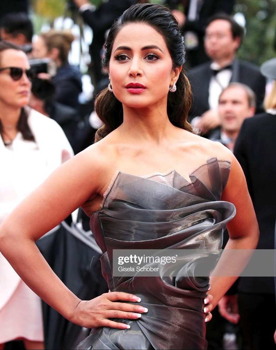 Yet again moved the Red Carpet in 2k19 only and again made all of us go gaga over herThis was the major turning point in her life and she totally slayed it #HinaKhanAtCannes2019 was memory forever. God bless this childJourney thread 17/n #hinakhan  @eyehinakhan