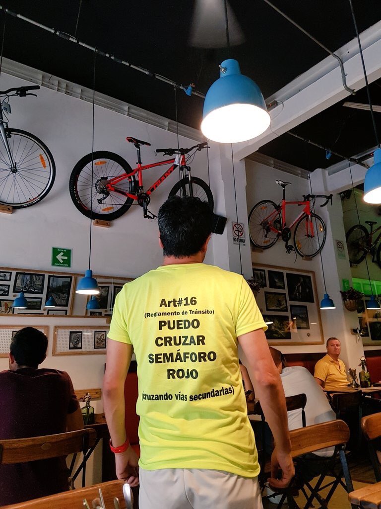 Giliux's tweet image. No se me vaya a infartar señor Gallo pero el Reglamento cambió desde que usted seguramente hizo examen:

15. Ciclista tiene preferencia.
16. Y puede pasar luz roja al cruzar vías secundarias (#rollingstop).
17. Y puede usar carril completo.
19. Y puede circular entre carriles.