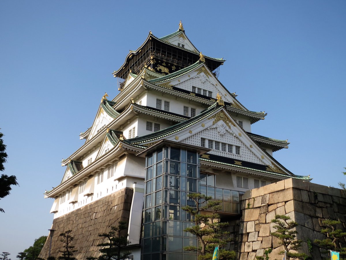 Abe's comments also hit a separate nerve in Osaka. While many Japanese cities are dissatisfied with their aging concrete castle reconstructions and want to replace them with new wooden structures, residents of Osaka are generally very proud of their castle keep. 4/9