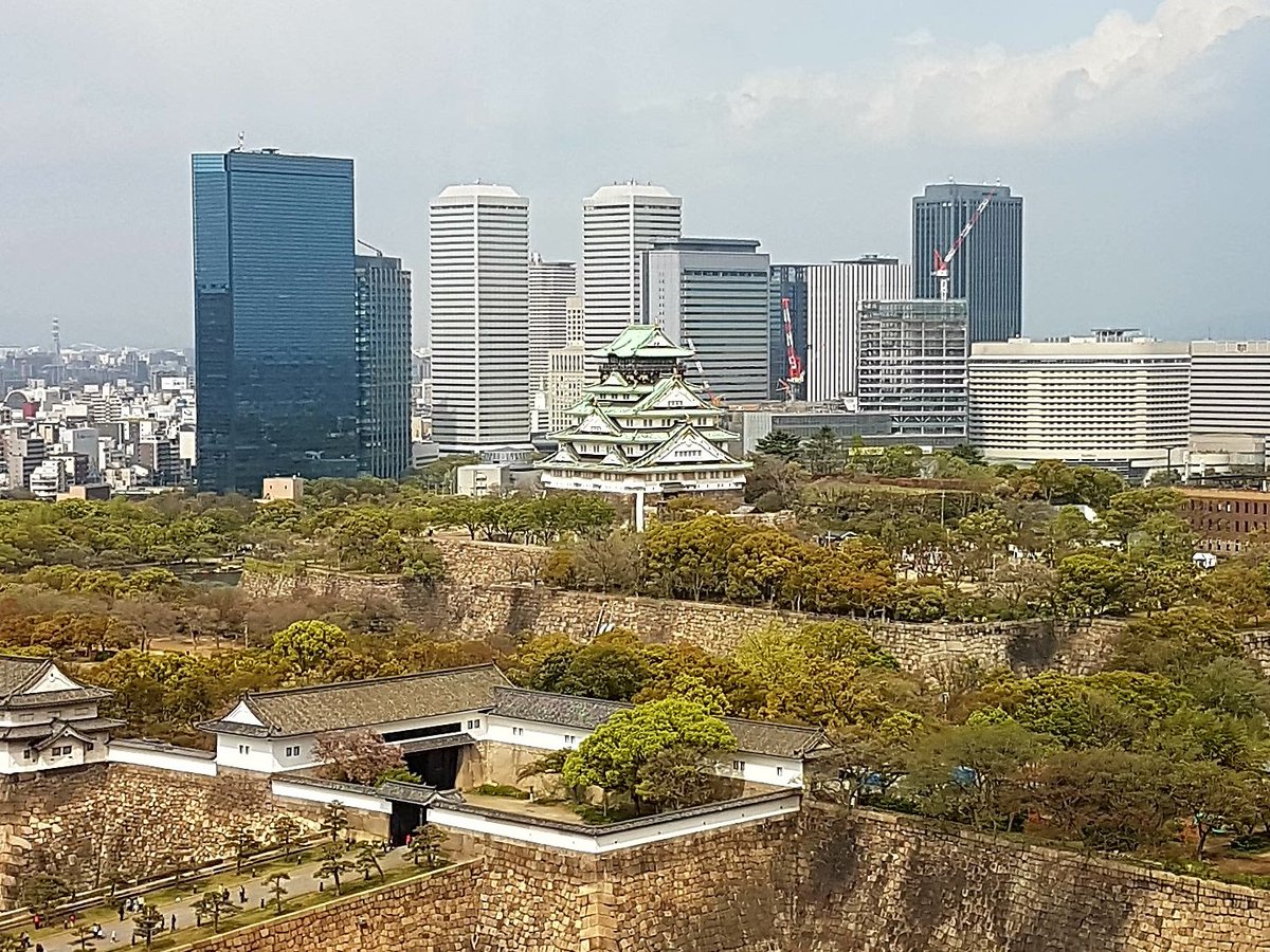 Abe's comments also hit a separate nerve in Osaka. While many Japanese cities are dissatisfied with their aging concrete castle reconstructions and want to replace them with new wooden structures, residents of Osaka are generally very proud of their castle keep. 4/9