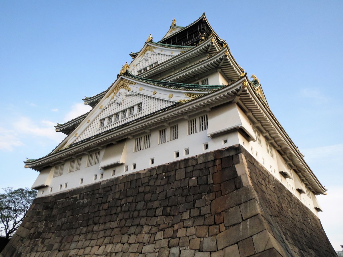It remains one of the most popular visitor attractions in Japan, and was extensively refurbished at great expense in the 1990s to ensure its survival for future generations. While not especially authentic as a reconstruction of its lost premodern predecessors, 7/9