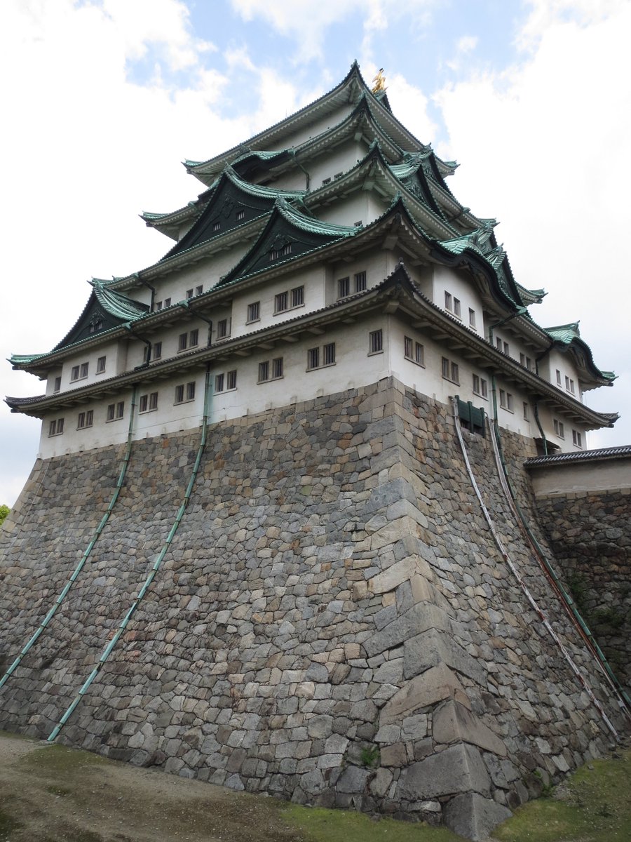 The intended joke not only fell flat at the dinner, but also caught him up in several controversial issues. One of these is the issue of accessibility, which has also been closely linked with castles. In Nagoya, the mayor has been pushing to demolish the concrete castle keep 2/9