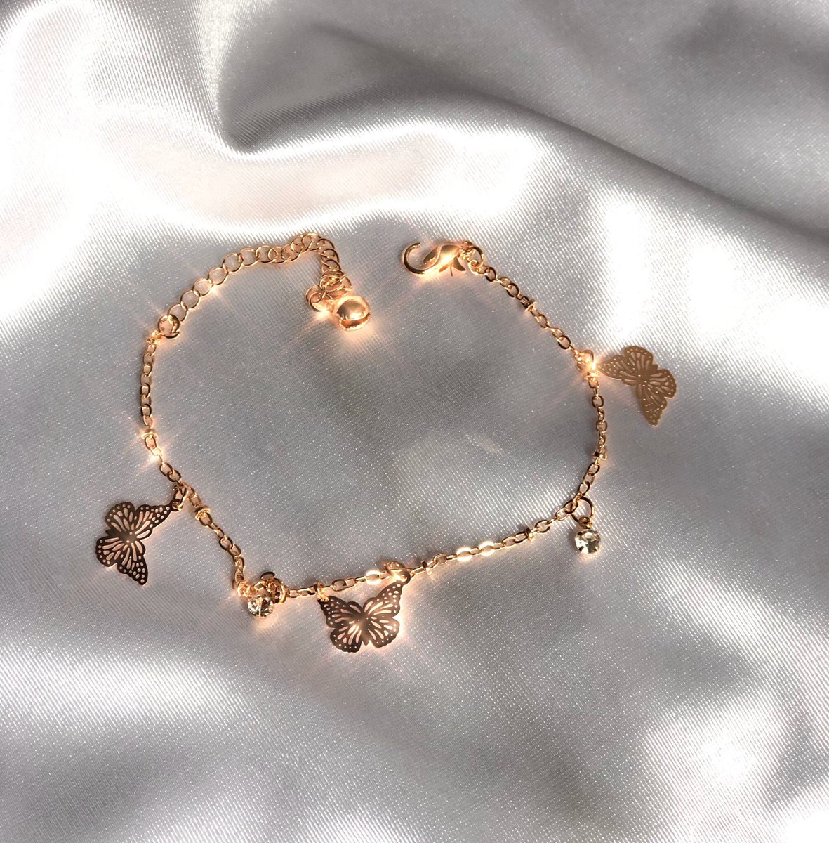 heartsickus's tweet photo. order our butterfly bundle and you’ll get the medusa ring for free! also if you use code “heartsick” you’ll get 25% off your entire cart w/ free shipping (today only!) happy shopping! 🦋 https://t.co/sQOGODibEq