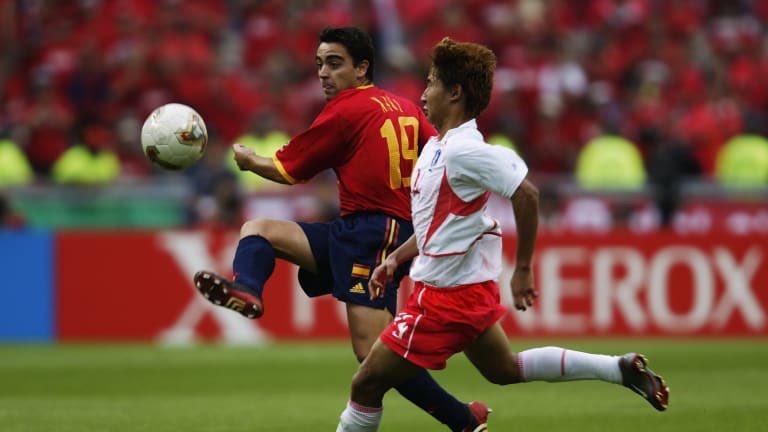En 2002, il découvre la Coupe du Monde car il est retenu avec la Roja, il jouera 3 matchs mais l’Espagne ne dépassera pas le stade des quarts de finale, ce n’est que partie remise..A l’Euro 2004, il ne joue aucun match et assiste impuissant à l’élimination espagnole au 1er tour