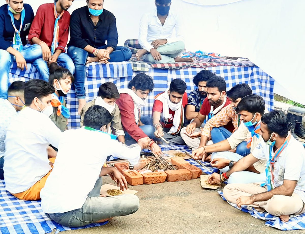 SurendraMeenaIN's tweet photo. @nsui राजस्थान के प्रदेश अध्यक्ष @withabhinsui जी व अन्य कार्यकर्ताओ द्वारा NEET और JEE की परीक्षाओ को स्थगित कराने के लिए जारी #छात्र_सत्याग्रह के पांचवे दिन आज केंद्र सरकार की सदबुद्धि के लिए बुद्धि-शुद्धि यज्ञ किया गया।
#HungerStrikeForStudentsSafety
@guptar @MimrotReena https://t.co/mwpwBTkhYL