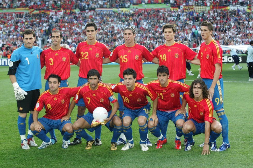 Suite à sa grosse blessure au genou, on craint le pire pour Xavi en vue de la coupe du monde 2006 en Allemagne, la Roja a besoin de son maître à jouer..Remis juste à temps, La Toupie sera bel et bien de la partie, l’espoir est grand pour la génération florissante de l’Espagne..
