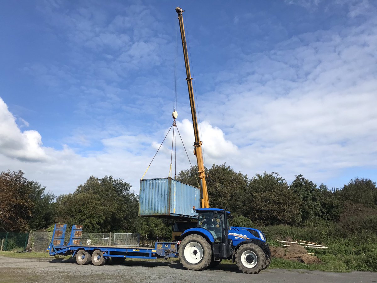 cpdpwllfc's tweet photo. Diwrnod llwyddianus arall ar y Rec wrth i ni baratoi at y tymor newydd. Diolch o galon i Guto Jones Evans a Firmhelm am eich help yn symud y container 👌

⚫️⚪️⚫️⚪️⚫️⚪️

#OneClub #OneComunity #OurClub #YourClub https://t.co/1kUkUlnLMM