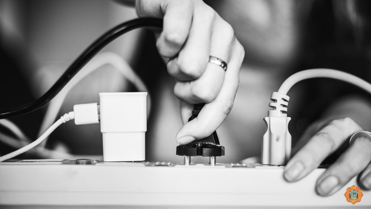 MiamiDadeFire's tweet photo. Electrical malfunction is the leading cause of home fires year after year. Prevent a fire at home - don't overload power strips and only use power strips with an internal overload protection. #MDFRSafety https://t.co/BpwLGfYMiv