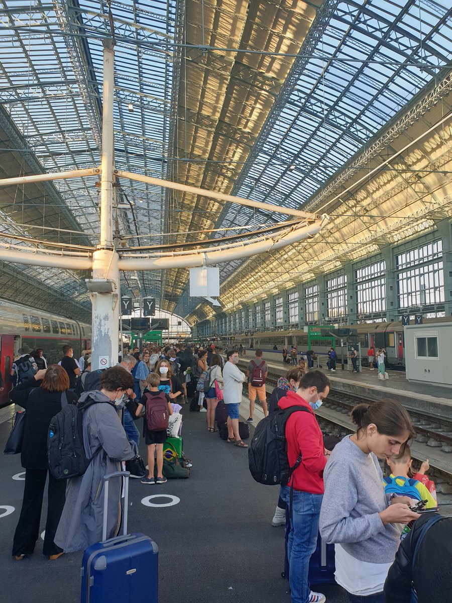 20h, arrivons de nouveau à Bordeaux. Attendons alors un nouveau train qui doit nous porter le salut. Mais notre patience est de nouveau testée : nous ne devrons pas monter dedans avant que les wagons ne soient renumérotés et nettoyés. Le bambin pleure, crie.