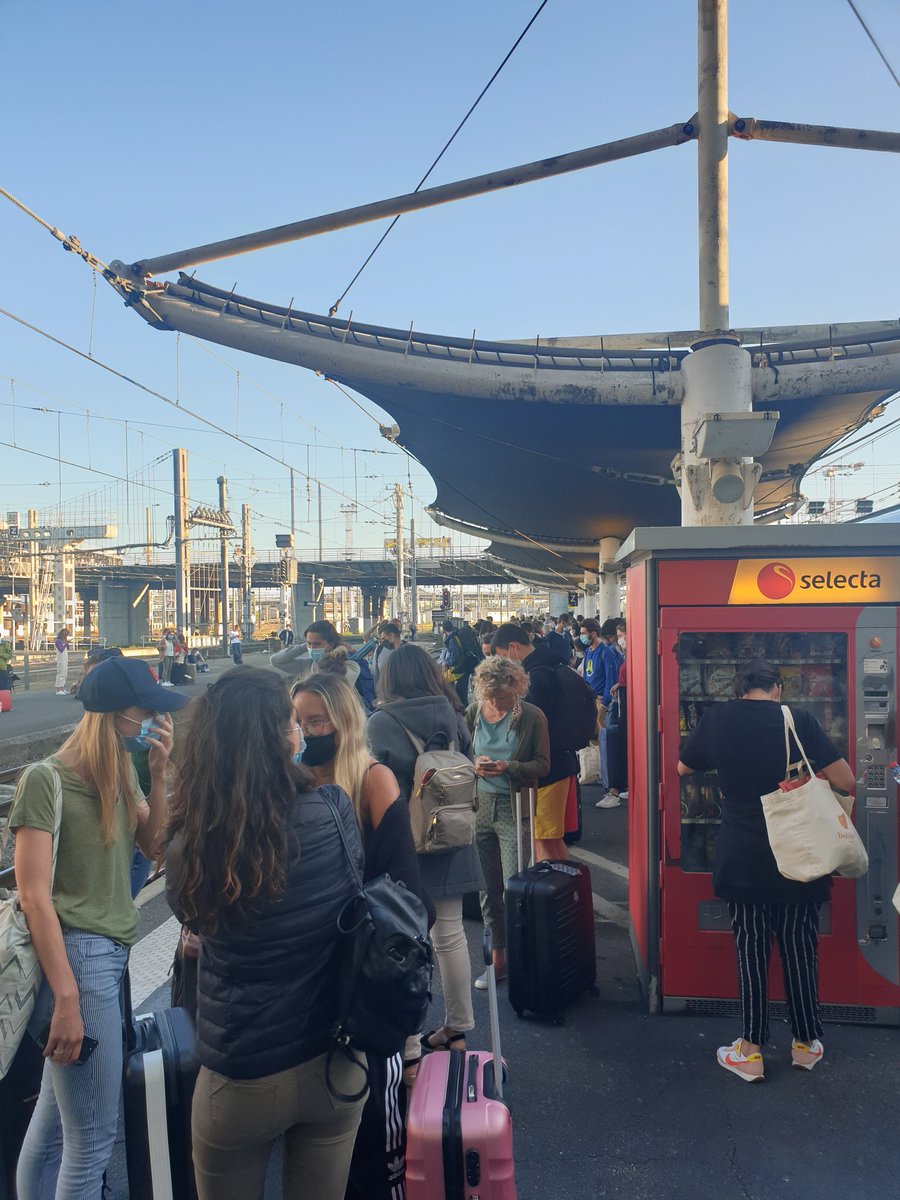 20h, arrivons de nouveau à Bordeaux. Attendons alors un nouveau train qui doit nous porter le salut. Mais notre patience est de nouveau testée : nous ne devrons pas monter dedans avant que les wagons ne soient renumérotés et nettoyés. Le bambin pleure, crie.