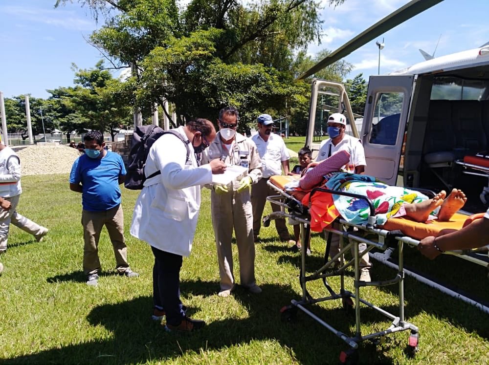 pcivilchiapas's tweet photo. En atención a solicitud de #EvacuaciónAeromédica en zona de difícil acceso terrestre, ubicado en la comunidad Benito Juárez Miramar, en la #SelvaLacandona; se realiza traslado al Hospital Básico Comunitario de #Ocosingo de femenino de 13 años de edad. https://t.co/2zHpicNfrV https://t.co/hDsvXoZMHS