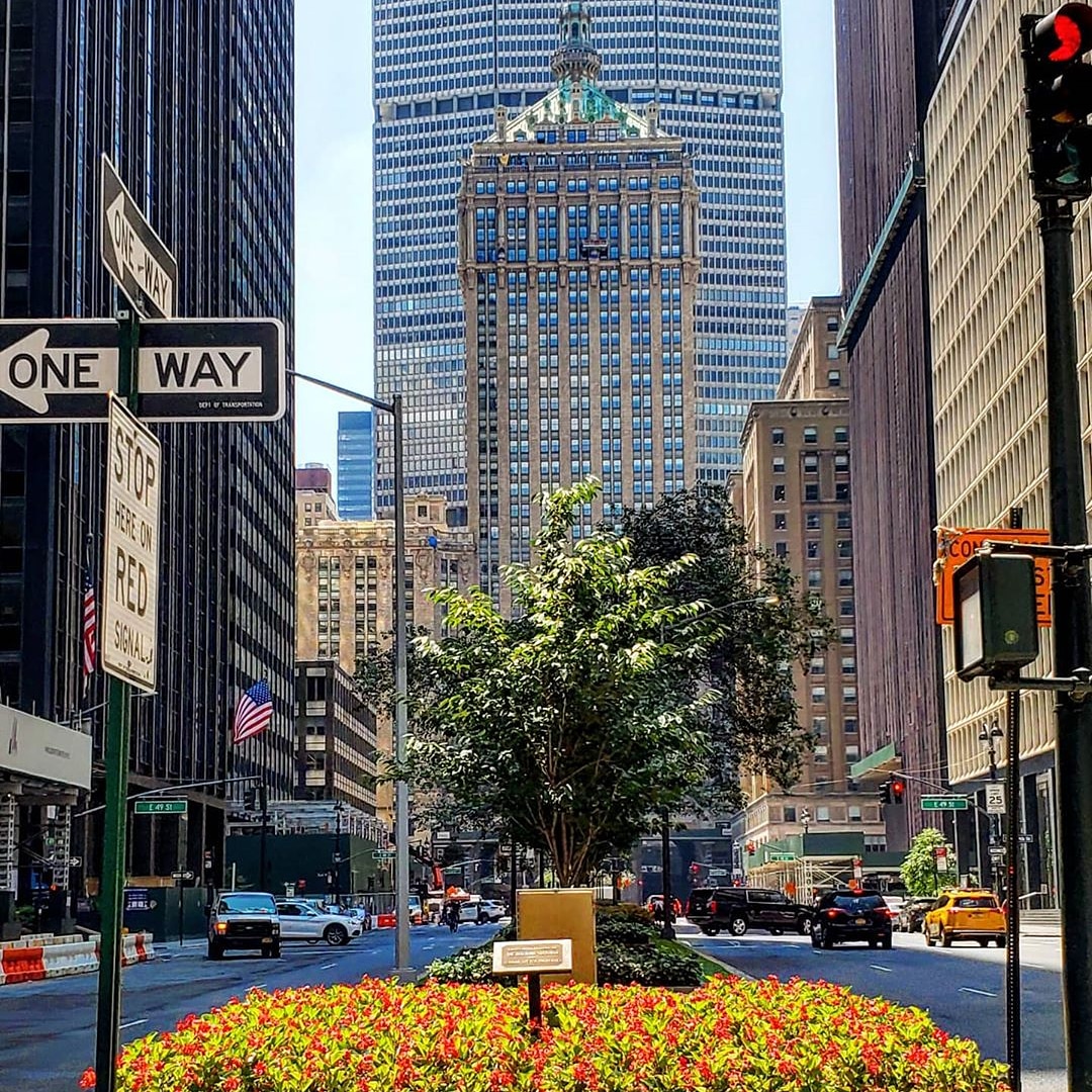 Piano_Joe's tweet photo. Looking down #parkavenue towards the #helmsleybuilding &amp; #metlifebuilding https://t.co/ckZwHE5mu3