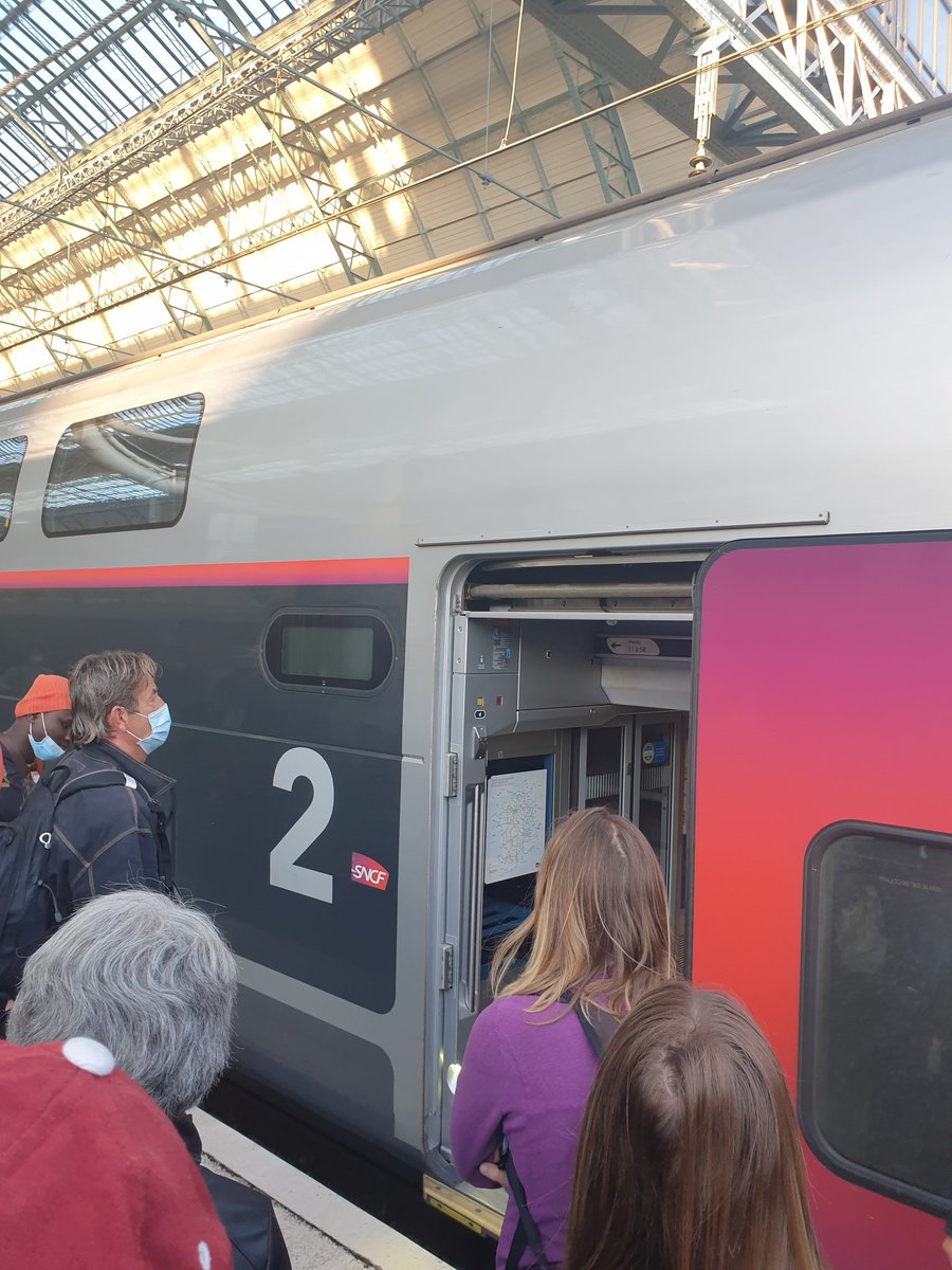 Le nouveau TGV est là. Les voyageurs, tous masqués, sont impressionnants de discipline et attendent l'autorisation officielle de monter même si l'on sent que le 1er à mettre un pied dans ce train déclenchera un mouvement de foule.  #Danger.