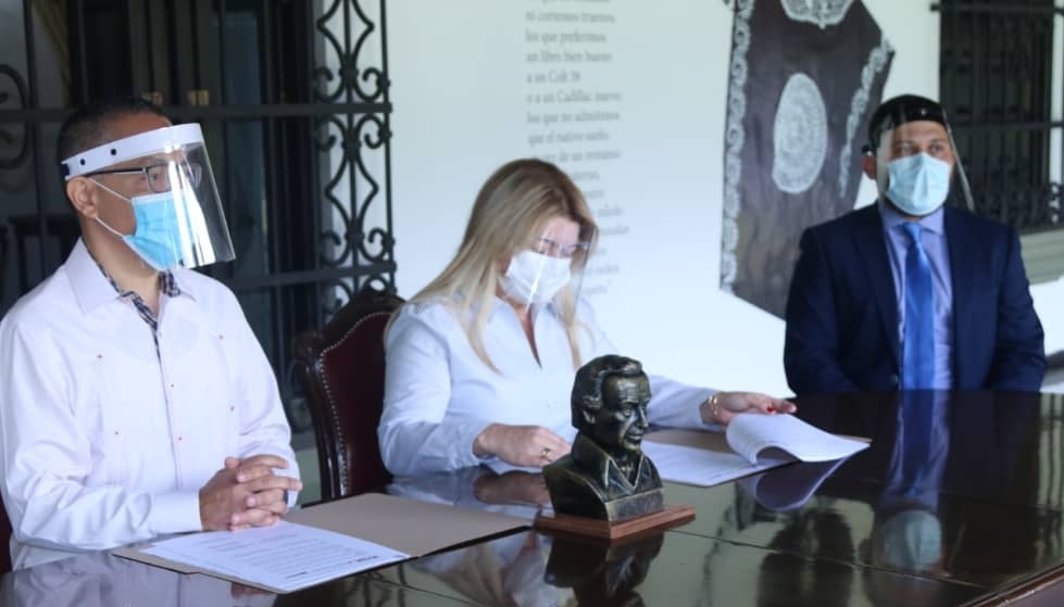 sapi_ve's tweet photo. La ministra @EneidaLayaPsuv nuestro director Ricardo Javier Sánchez y el ministro para la Cultura, @VillegasPoljak , firmaron convenio de cooperación para impulsar la Propiedad Intelectual, en la sede de la Casona Cultural Aquiles Nazoa. 

@MinComercioN https://t.co/OwEQeBxLUj
