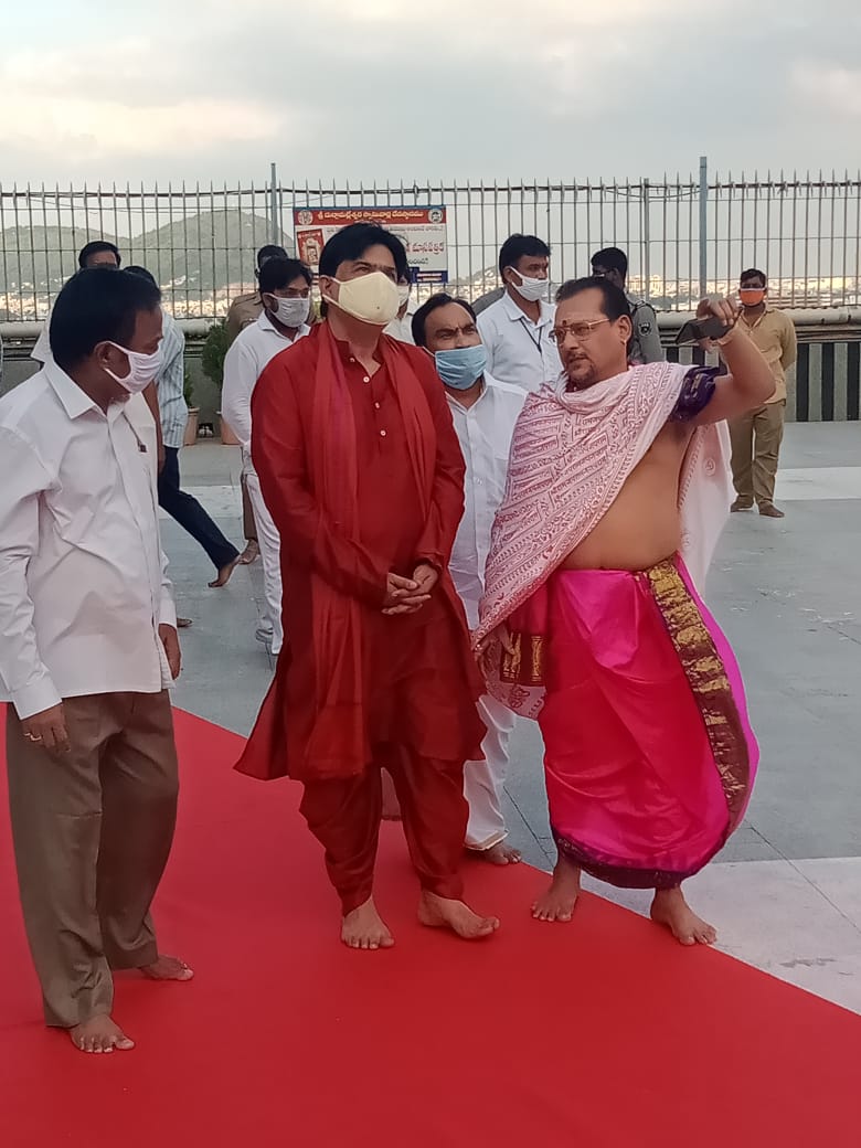 PraveenIAS94's tweet photo. Visited Indrakeeladri, the abode of Goddess Kanaka Durga, the presiding deity of #Vijayawada. After taking the Goddess' blessings, reviewed the temple development plans. https://t.co/XYVqcQg2KF