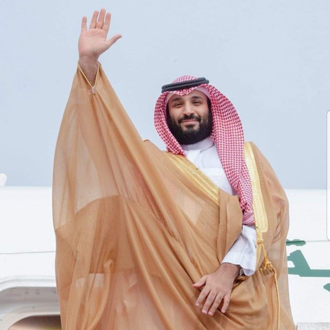 #محمد_بن_سلمان_35_سنه 
زعيمً نادر الحليا بعيد الشوف والاذكار
عظيمً همته بالسهل لايمكن تصورها
حساب الساعه امجادً كسبها تنكسب باعمار
واذا مر الدقيقه واحدث الفارق يغادرها
حليمً صدره اوسع من مضيف ثليم للخطار
عظيمً صفحة التاريخ بالاجرب يسطرها

#نجم_الاسلمي