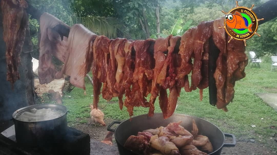 Puerco ahumado con patacones hoy a B/5.00 en @elpescaditodeazuero los Cerritos los Pozos contactenos al 65033384 o al 63781058